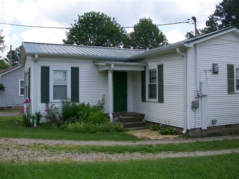 Craigslist selmer tn - The average rent for 3 bedroom houses for rent in Selmer is $1450 per month. Currently, there is 1 3 bedroom house for rent in Selmer, TN.